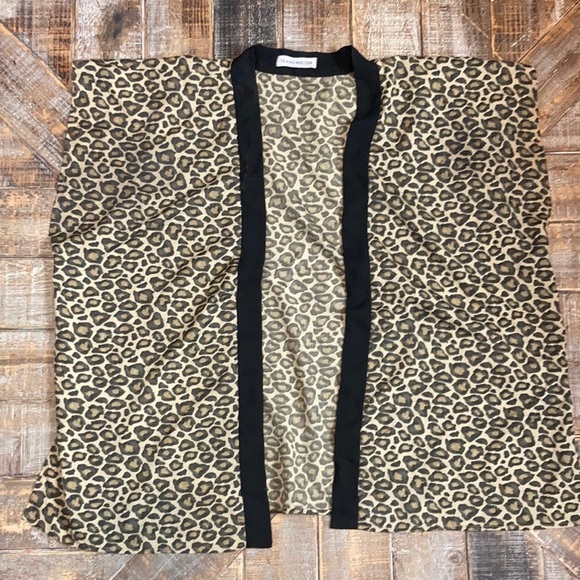 Jackets & Blazers - Leopard print kimono. Medium.